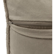 Detailopname van een zachte kussenhoes met een verborgen ritssluiting voor het eenvoudig verwijderen van de hoes.