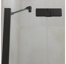 Douchewand met zwarte wandhouder en scharnier op een glazen douchecabine.