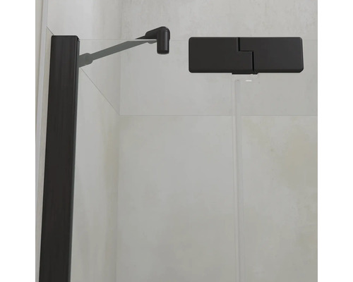 Douchewand met zwarte wandhouder en scharnier op een glazen douchecabine.