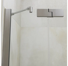 Glazen douchewand met metalen steunstang en scharnier voor een moderne douchecabine.