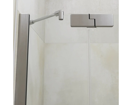 Glazen douchewand met metalen steunstang en scharnier voor een moderne douchecabine.