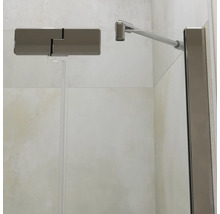 Glazen douchewand met verchroomde stabilisatiestang en scharnier voor een moderne douchecabine.