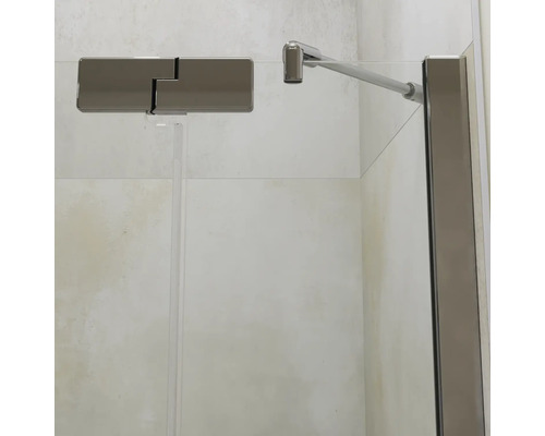 Glazen douchewand met verchroomde stabilisatiestang en scharnier voor een moderne douchecabine.
