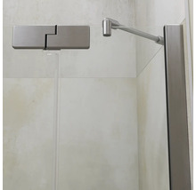 Detailweergave van een douchewandscharnier met stabilisatiestang aan een glazen douchewand.