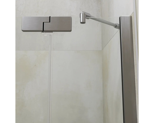 Detailweergave van een douchewandscharnier met stabilisatiestang aan een glazen douchewand.