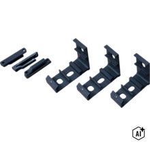 Set van drie L-vormige metalen beugels en drie bijbehorende rails voor het bevestigen van privacyschermen of hekpanelen. (Image AI modified or generated)