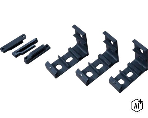 Set van drie L-vormige metalen beugels en drie bijbehorende rails voor het bevestigen van privacyschermen of hekpanelen. (Image AI modified or generated)