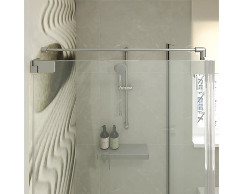 Moderne glazen douchewand met stabilisatiestang en geïntegreerde doucherek in een betegelde badkamer.