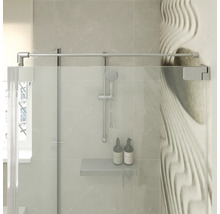 Douchewand met glazen wand en stabilisatiestang in een moderne badkamer met handdouche en planchet