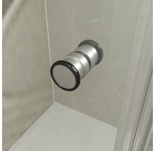 Wandmontage douchestanghouder van metaal in een betegelde douche.
