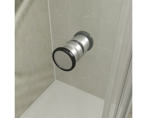 Wandmontage douchestanghouder van metaal in een betegelde douche.