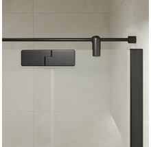 Detailweergave van een douchewand met rails, scharnier en wandaansluitprofiel in een moderne badkameromgeving.