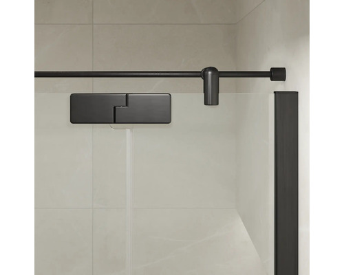 Detailweergave van een douchewand met rails, scharnier en wandaansluitprofiel in een moderne badkameromgeving.