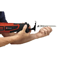 Einhell reciprozaag met gereedschaploze zaagbladwissel door een houtzaagblad in de opname te plaatsen.