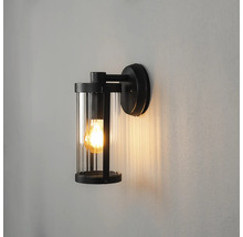 Moderne wandlamp in cilindrische vorm met glazen diffuser en metalen frame bevestigd aan een muur.