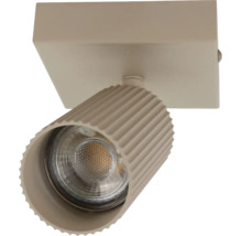 Een enkele plafondspot met een geribbelde metalen kop voor gerichte verlichting.