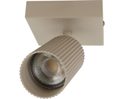 Een enkele plafondspot met een geribbelde metalen kop voor gerichte verlichting.