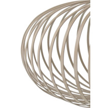 Detailopname van een ronde hanglamp met een verfijnd metalen roosterontwerp