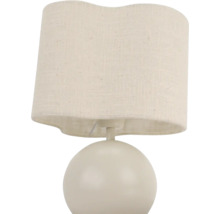 Tafellamp met ronde voet en golvende stoffen lampenkap voor sfeervolle binnenverlichting.