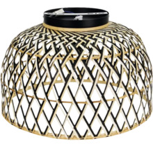 Plafondlamp met koepelvormige lampenkap van gevlochten bamboe in een ruitpatroon met plafondmontage-element.