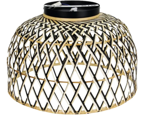 Plafondlamp met koepelvormige lampenkap van gevlochten bamboe in een ruitpatroon met plafondmontage-element.