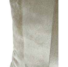 Detailopname van een zachte sierkussenhoes van pluche stof met een siernaad