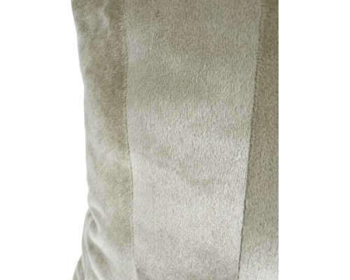 Detailopname van een zachte sierkussenhoes van pluche stof met een siernaad