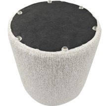 Onderzijde van een ronde poef met gestructureerde bekleding en kunststof glijders voor een stabiele basis.