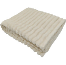 Een zachte woondeken met gestreepte structuur, opgevouwen als decoratief woontextiel.