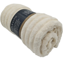 Een opgerolde plaid gemaakt van zacht polyester met een productwikkel van Solevito.