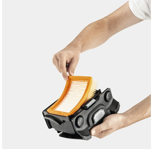 Persoon haalt een vlakfilter uit de filtercassette van een Kärcher alleszuiger