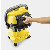 Hand bedient het vergrendelingsmechanisme van de Kärcher alleszuiger met accessoirehouder.