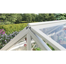 Detailopname van het aluminium nokprofiel van een kas met hoekverbinding in de tuin.