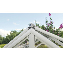 Nok van een kas gemaakt van aluminium profielen met zichtbare verbindingsschroeven.