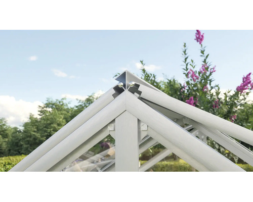 Nok van een kas gemaakt van aluminium profielen met zichtbare verbindingsschroeven.
