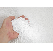 Een hand vol kleine witte polystyreen balletjes als isolatiemateriaal of vulmiddel.