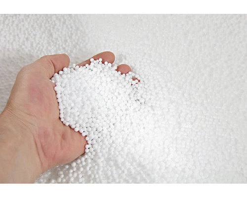 Een hand vol kleine witte polystyreen balletjes als isolatiemateriaal of vulmiddel.