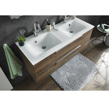 Dubbele wastafel met witte keramische wasbak en houtlook onderkast met twee lades in een modern ingerichte badkamer.