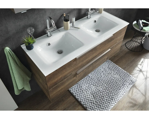 Dubbele wastafel met witte keramische wasbak en houtlook onderkast met twee lades in een modern ingerichte badkamer.