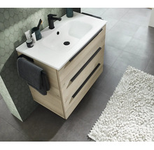 Modern wastafelmeubel met twee lades, witte wastafel, kraan en handdoekhouder in een stijlvolle badkamer.