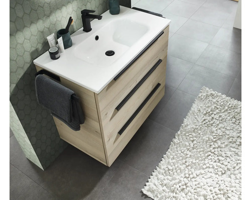 Modern wastafelmeubel met twee lades, witte wastafel, kraan en handdoekhouder in een stijlvolle badkamer.
