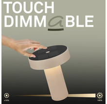 Een hand bedient een dimbare tafellamp met aanraakfunctie en zonnepaneel aan de bovenzijde.