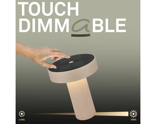 Een hand bedient een dimbare tafellamp met aanraakfunctie en zonnepaneel aan de bovenzijde.