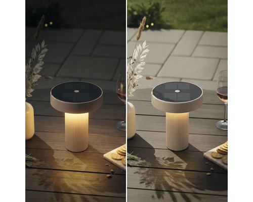 Een ronde solar tafellamp met een geribbelde voet staat op een houten tafel buiten, getoond bij daglicht en in de schemering.