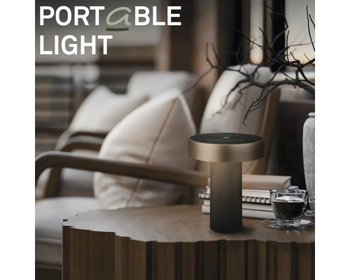 Moderne draagbare led tafellamp met cilindrische voet op een houten tafel in een gezellige woonkamer.