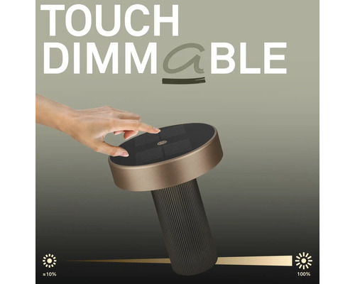 Hand raakt de bovenkant van een ronde led tafellamp met touch dimfunctie voor traploze helderheidsinstelling van tien tot honderd procent.