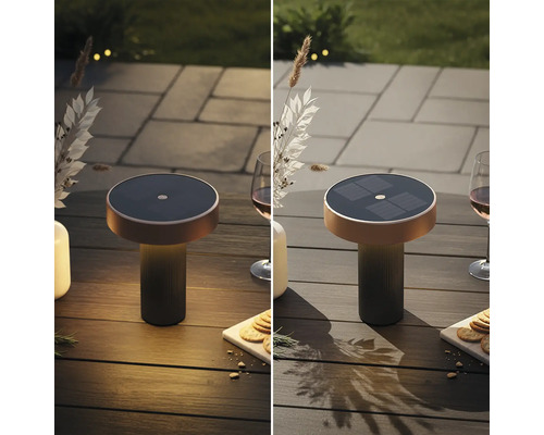 Moderne solar led tafellamp voor buiten op een houten tafel met glas en snackbord, verlicht en uitgeschakeld in vergelijking.