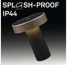 Moderne LED buitenlamp met zonnepaneel en IP44 classificatie voor spatwaterdicht gebruik in de tuin.