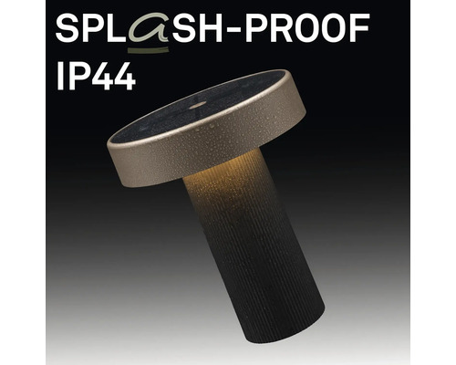 Moderne LED buitenlamp met zonnepaneel en IP44 classificatie voor spatwaterdicht gebruik in de tuin.