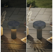 Moderne solartafellamp met geribbelde voet en geïntegreerd zonnepaneel op de tafelstandaard voor sfeervolle buitenverlichting.